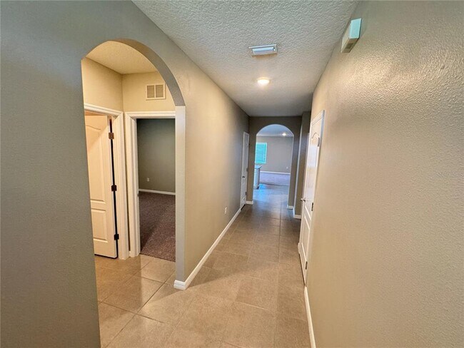Building Photo - 2323 Silverview Dr