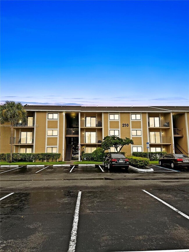 Building Photo - 250 Palm Cir W