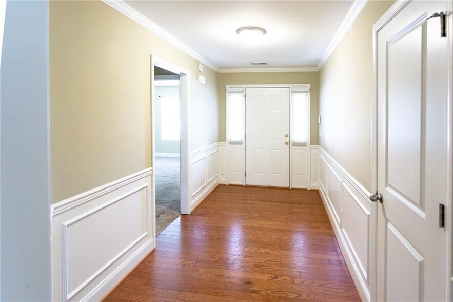 Building Photo - 4719 Sweetwater Dr