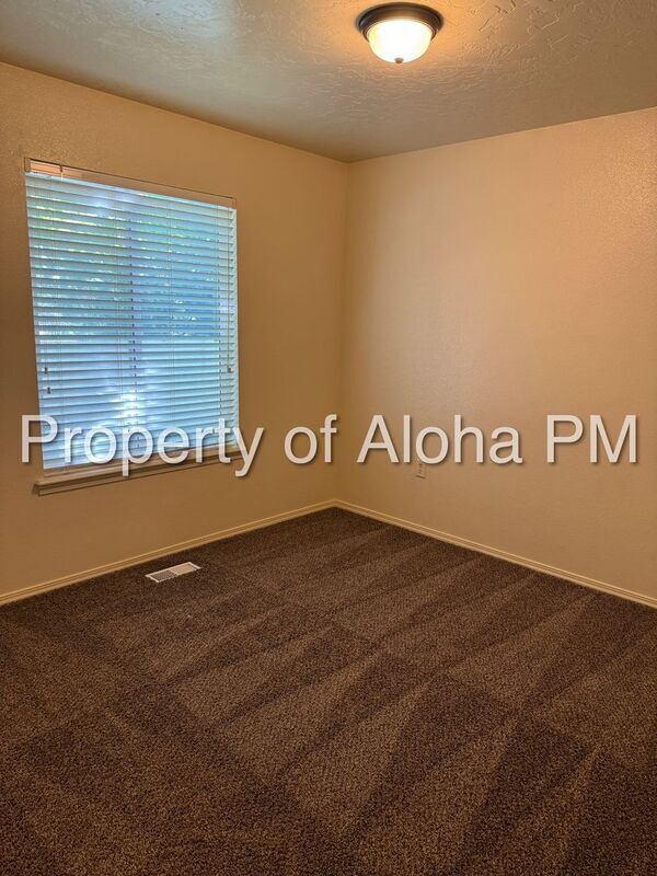 Building Photo - 1043 W Pine Ave
