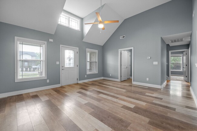Building Photo - Pet Friendly Three Bedroom with Bonus!
