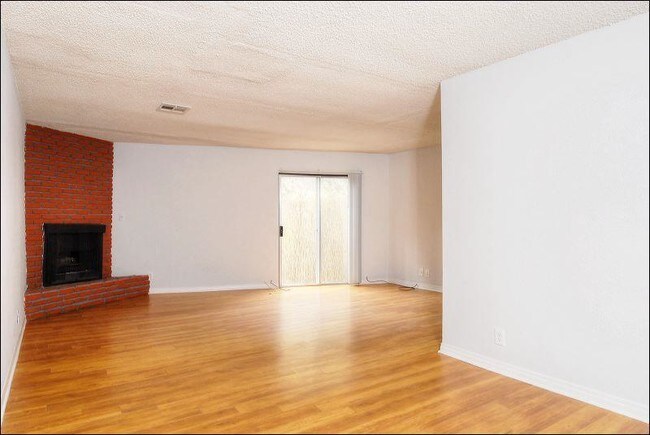 Interior Photo - 2479 Barry Ave