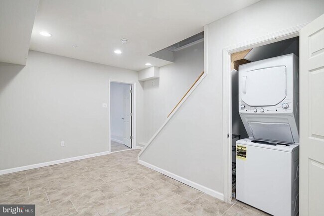 Building Photo - 2408 W Thompson St