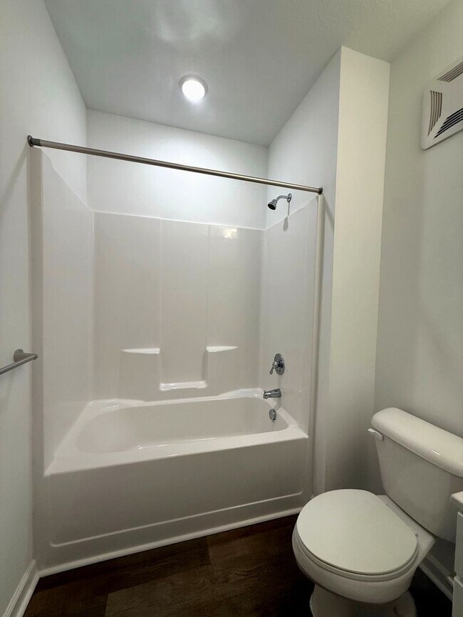 Building Photo - Top-Floor Corner Condo in Virginia Beach