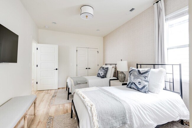 Building Photo - Fully Furnished - Designer Home (Flexible Lease Options)