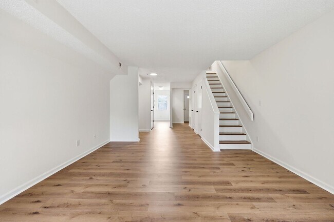 Building Photo - Updated 2BR Townhome in Prime Chapel Hill Location with Pool & Tennis!