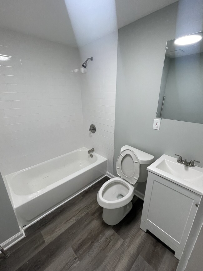 1st floor full bath that's been completely remodeled - 1710 E 296th St