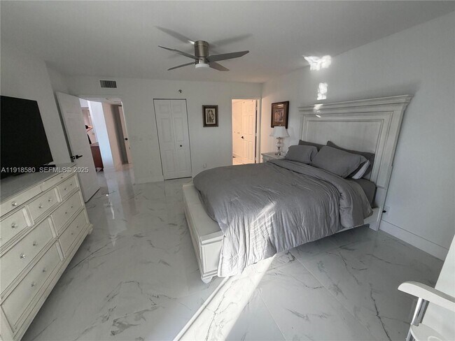 Building Photo - 7290 Kinghurst Dr