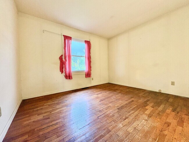 Building Photo - 2306 Elwood Ave