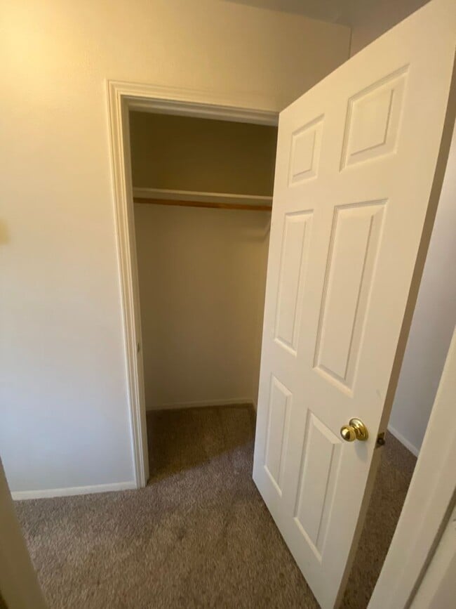 Building Photo - Charming 3 Bedroom