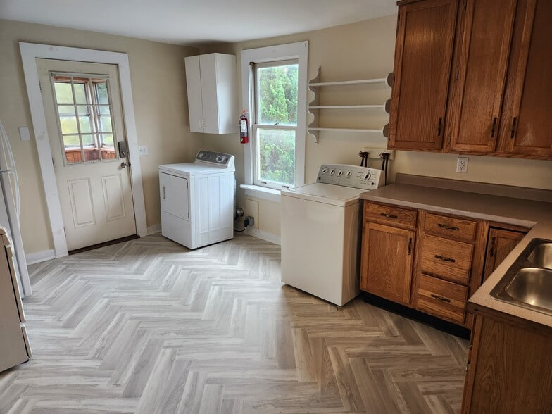 Washer/Dryer! - 204 N Champlain St