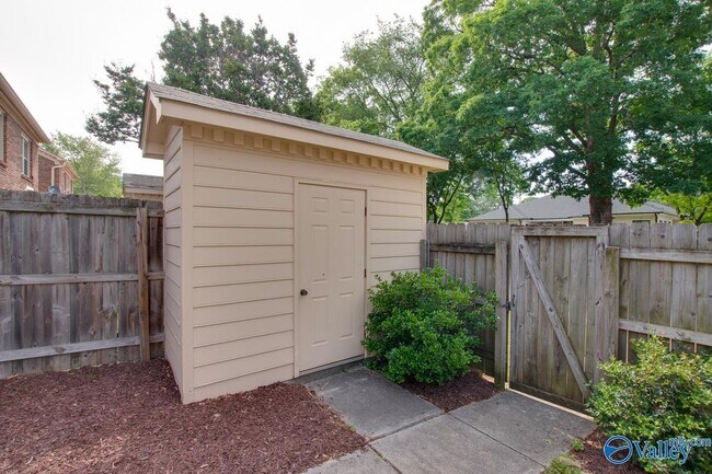 Building Photo - 1008 Heatherwood Dr SE