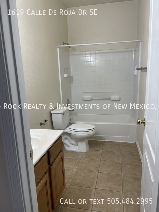 Building Photo - Spacious 4 BR plus loft in Cabezon!