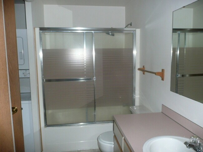 Building Photo - Spacious 2 Bedroom Duplex In Spanaway!