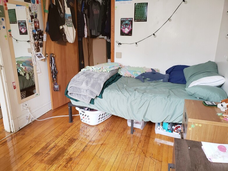 Bedroom 1 - 3516 Broadway N