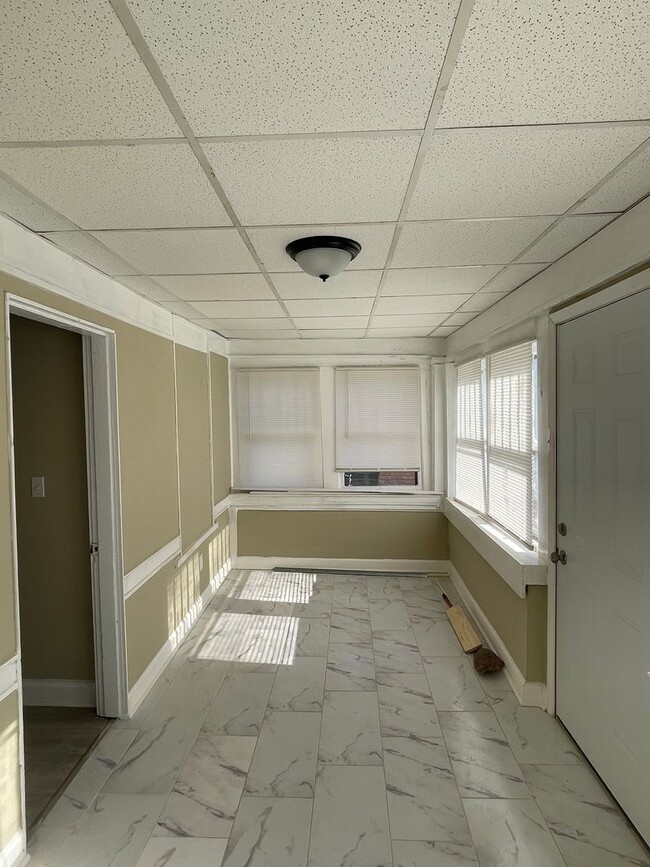 Building Photo - Newly Renovated Three Bedroom One Bath Upstairs Apartment