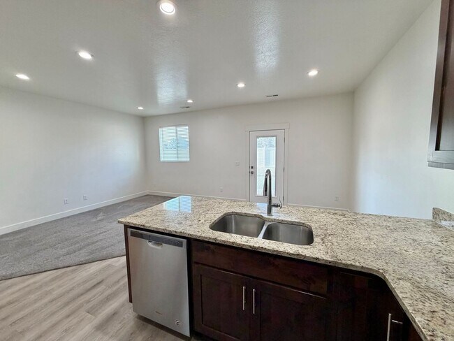 Building Photo - 428 1625 N
