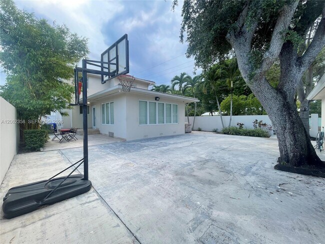 Building Photo - 383 SW 25th Rd