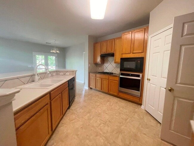 Building Photo - 6046 Ronchamps Dr