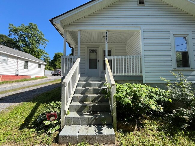 Building Photo - 1415 Essex Ave
