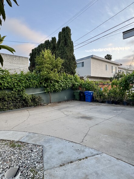 Building Photo - 1121 N Heliotrope Dr