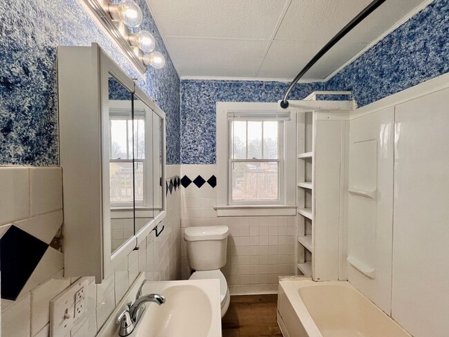 Building Photo - 3 Bedroom House