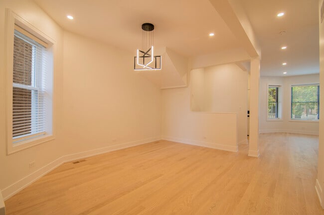 Building Photo - 3720 N Racine Ave