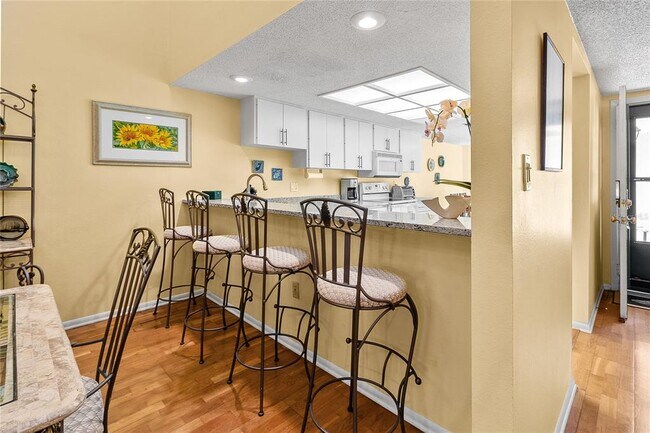 Building Photo - 4660 La Jolla Dr