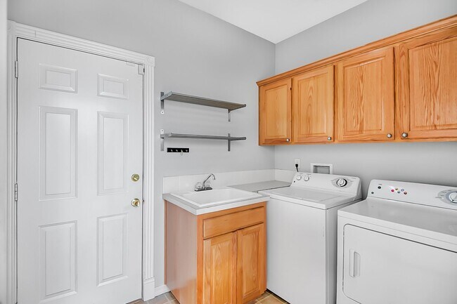 Building Photo - 4 Bedroom Home For Rent In Forest Heights