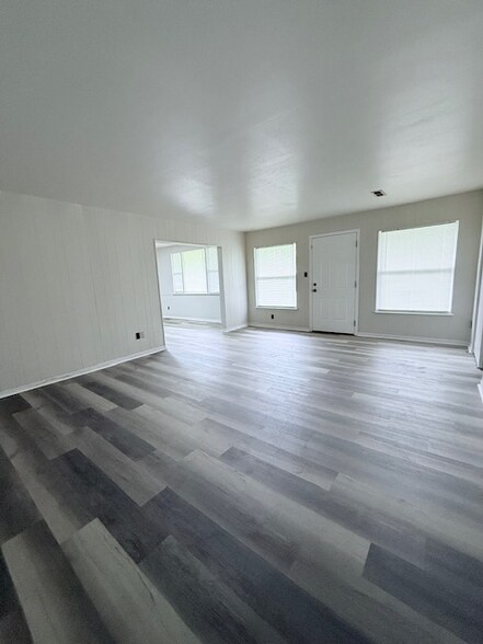 Building Photo - 1915 Green Valley Dr