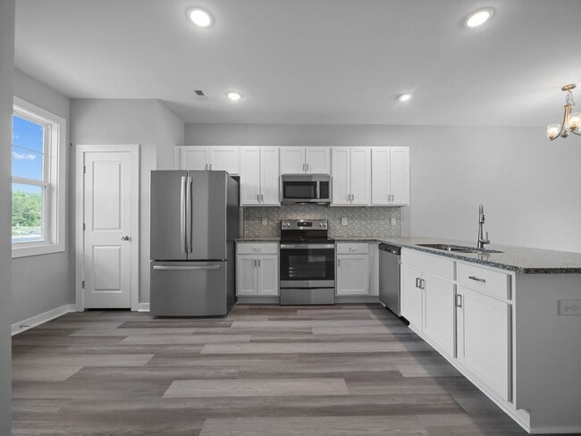 Building Photo - Large 3 story townhome near beach with community POOL and GYM!