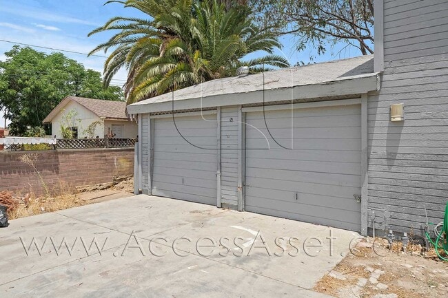Building Photo - Charming Downstairs 2 Bed/1 Bath Unit With...