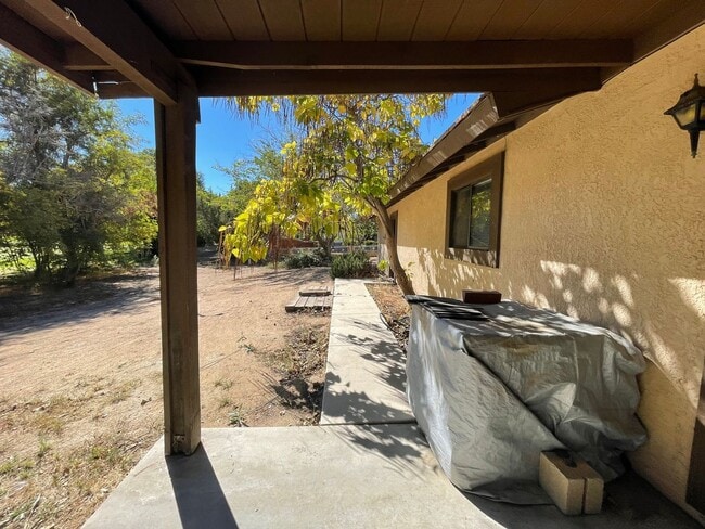 Building Photo - Golf Course- On The Mesa 3 Bedrooms, 2 Bathrooms, New Paint,