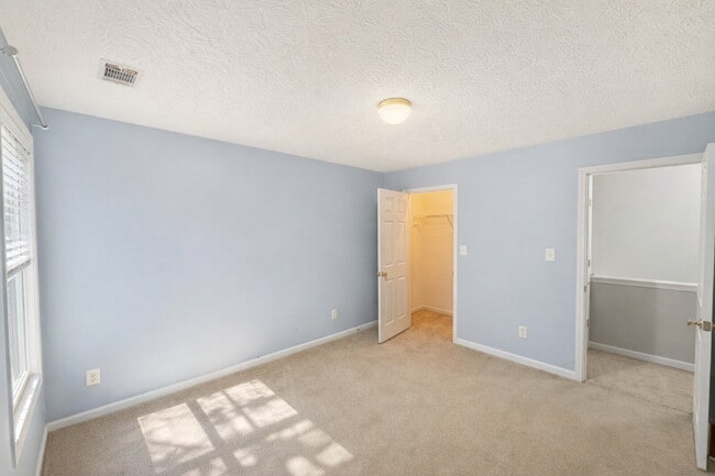 Building Photo - Charming 3bed Cumming Townhome with Walking Trail