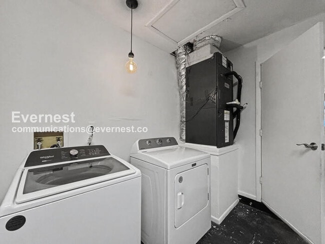 Building Photo - 3 Bed/2 Bath Home with Fenced Yard & Garage / Available Now!