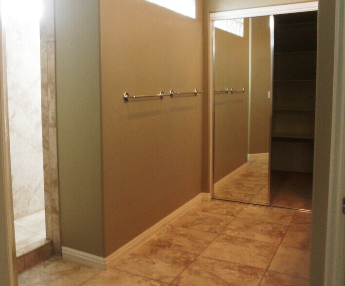 Building Photo - 1220 N Spring Valley Dr