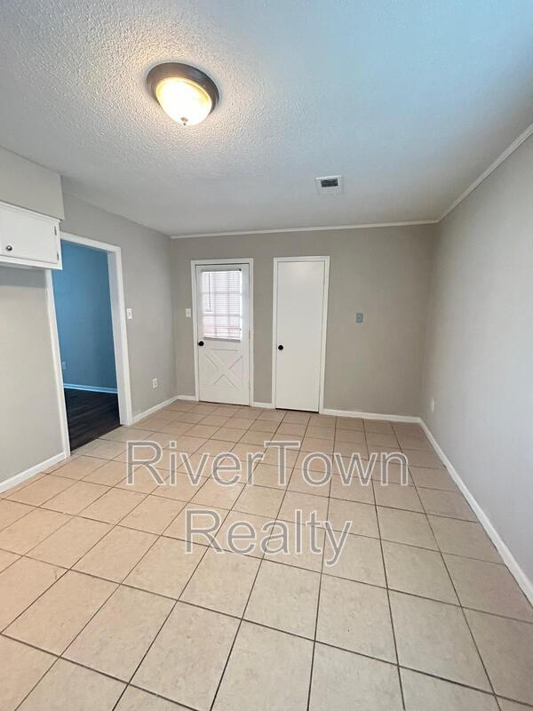 Building Photo - 3304 Sweet Springs Dr