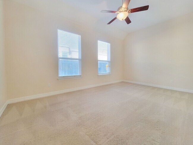 Building Photo - Large 3 Bedroom, 2.5 Bathroom Home – Fully Equipped Kitchen & Washer/Dryer Hookups