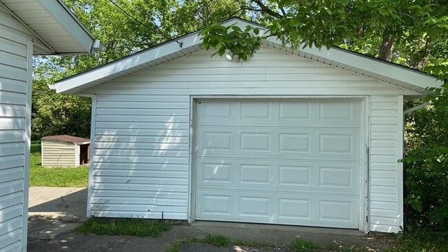 Building Photo - 3939 Prescott Ave