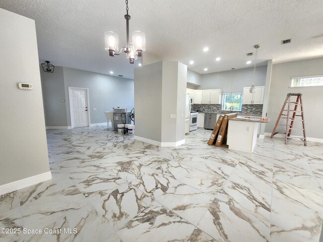 Building Photo - 501 Carmel Dr