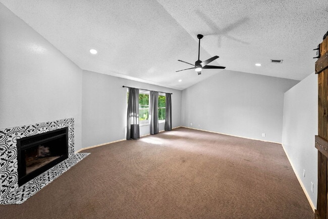 Building Photo - Spacious 4-Bedroom Rental in Autumn Ridge ...