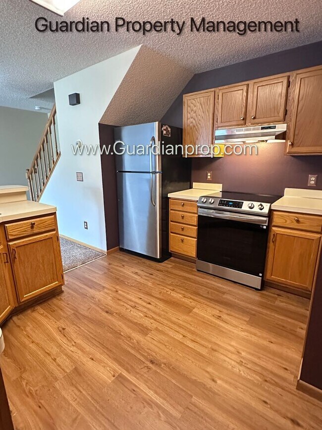 Building Photo - Apple Valley 2 Bedroom Town Home, Patio, Fireplace, 1 Car Garage, AC, New Carpet