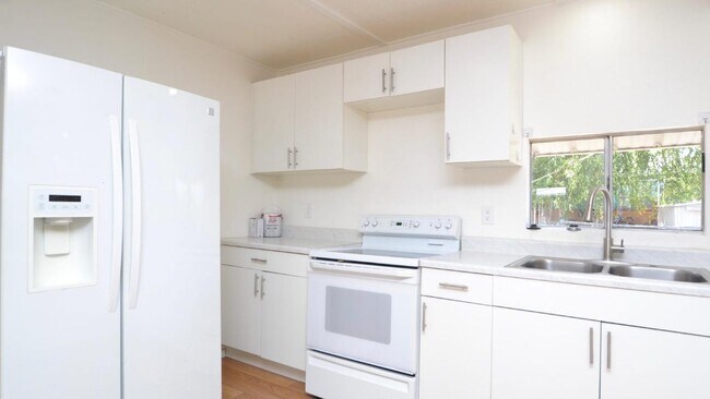 Building Photo - 334 N 83rd St