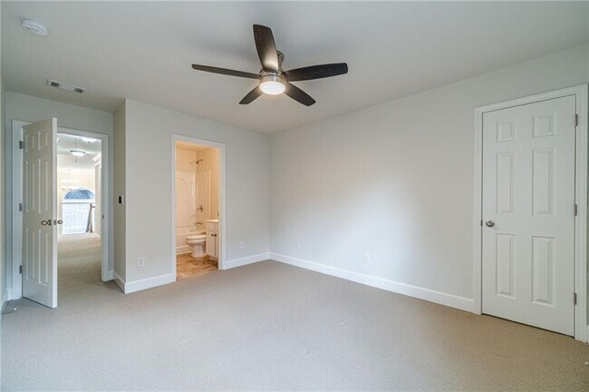 Building Photo - 2557 Staunton Dr