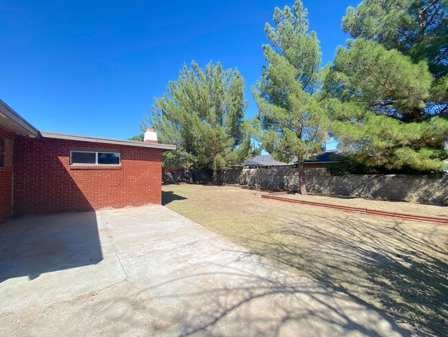 Building Photo - West El Paso 4 bed/2 Bath refrig A/C Home!