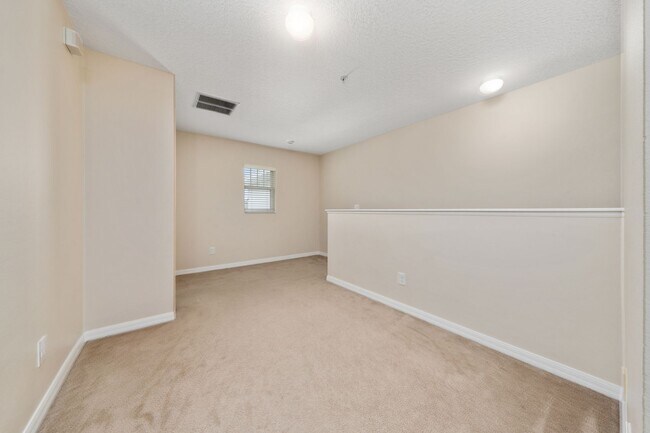 Building Photo - Town House 3 Bedroom and /2.5 Bathrooms. At Lee Vista area gated Community.