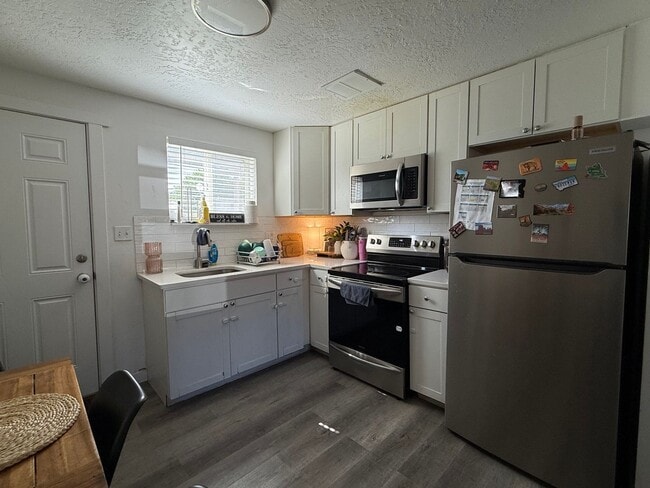 Building Photo - Freshly Renovated 2 Bedroom Orem Apartment!!
