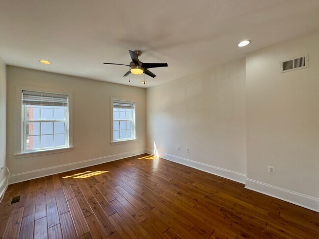 Building Photo - Elegant 3 Bedroom/3.5 Bathroom Townhome in...