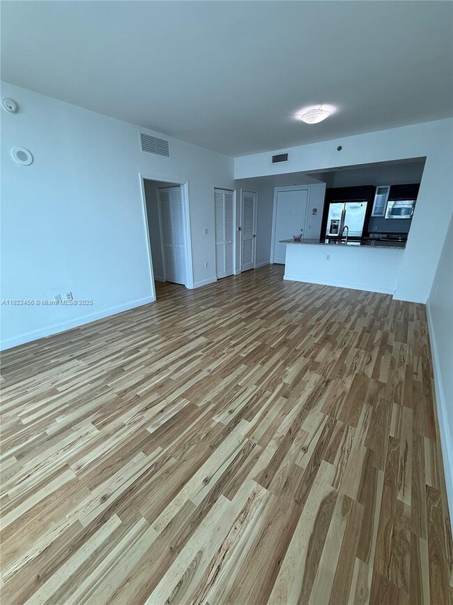 Building Photo - 950 Brickell Bay Dr