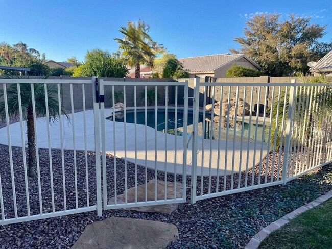 Building Photo - 2422 E Remington Pl